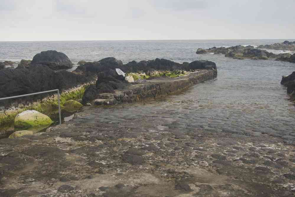 Près de la Pointe de Capelinhos. Ancienne rampe de mise à l’eau des baleinières, le 25 juin 2023