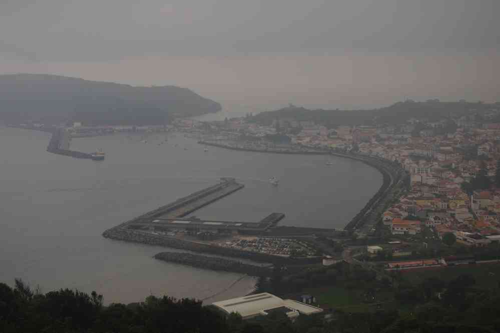 Horta (dans le brouillard), photographiée depuis le mirador de Notre-Dame de la Conception. Miradouro de Nossa Senhora da Conceição, le 26 juin 2023