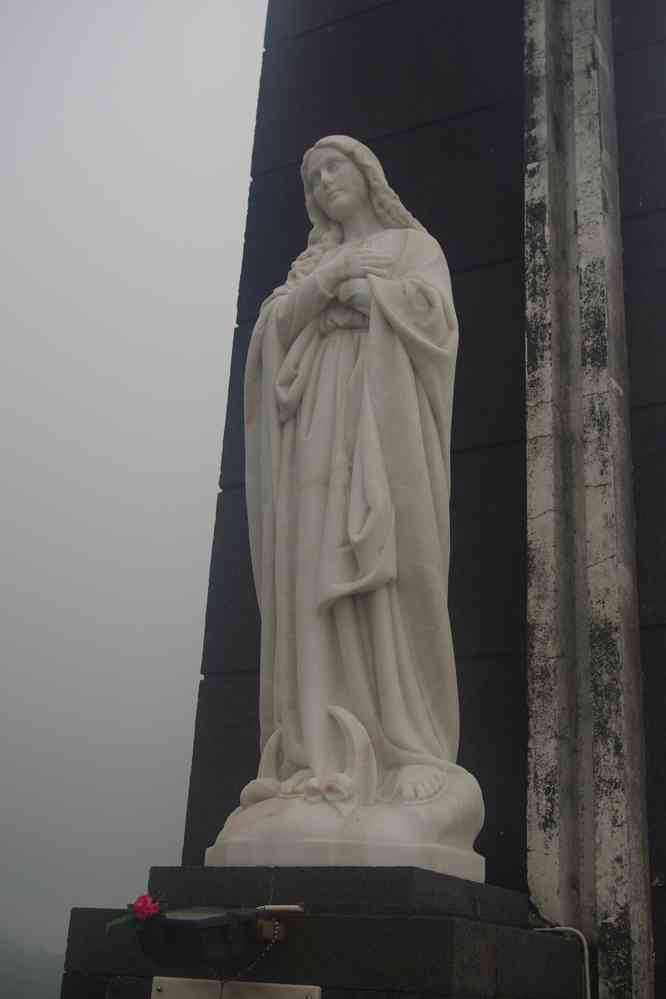 Statue de la Vierge au mirador de Notre-Dame de la Conception (au-dessus d’Horta). Miradouro de Nossa Senhora da Conceição, le 26 juin 2023