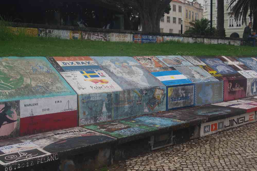 Visite d’Horta avant de reprendre le bateau, le 26 juin 2023. Graffitis laissés par les plaisanciers le long des quais (il y en a qui aiment…)