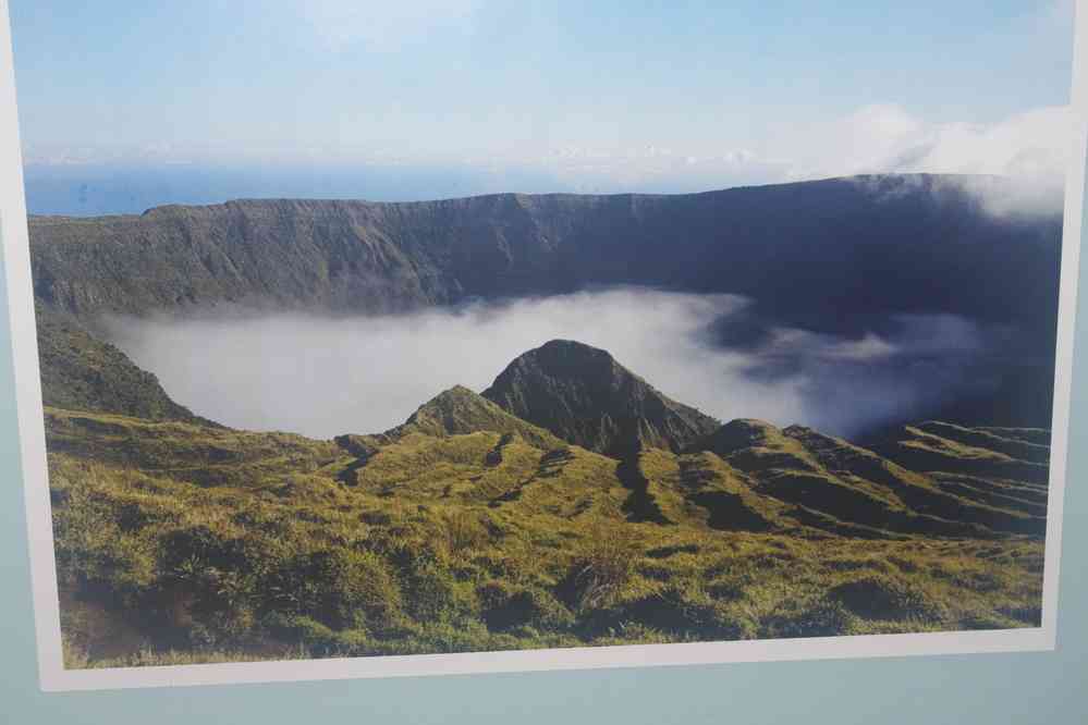 La caldeira de Faial telle que je ne l’ai pas vue. Photo affichée dans l’entrée de notre hôtel à Horta, le 26 juin 2023