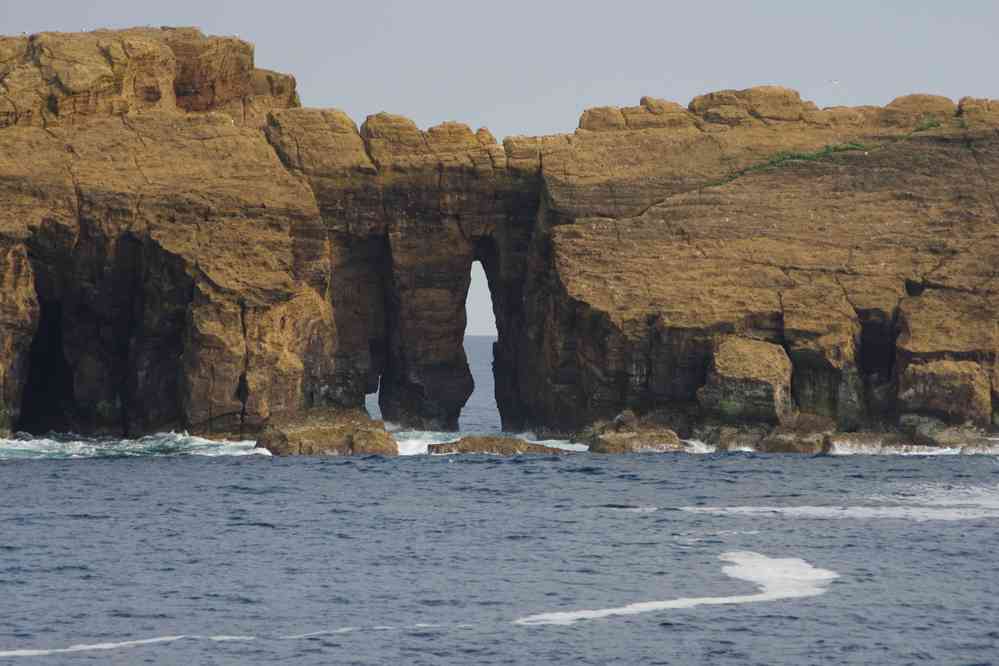 L’arche de l’« îlot couché » (Ilhéu Deitado) en face de Madalena à Pico, le 26 juin 2023