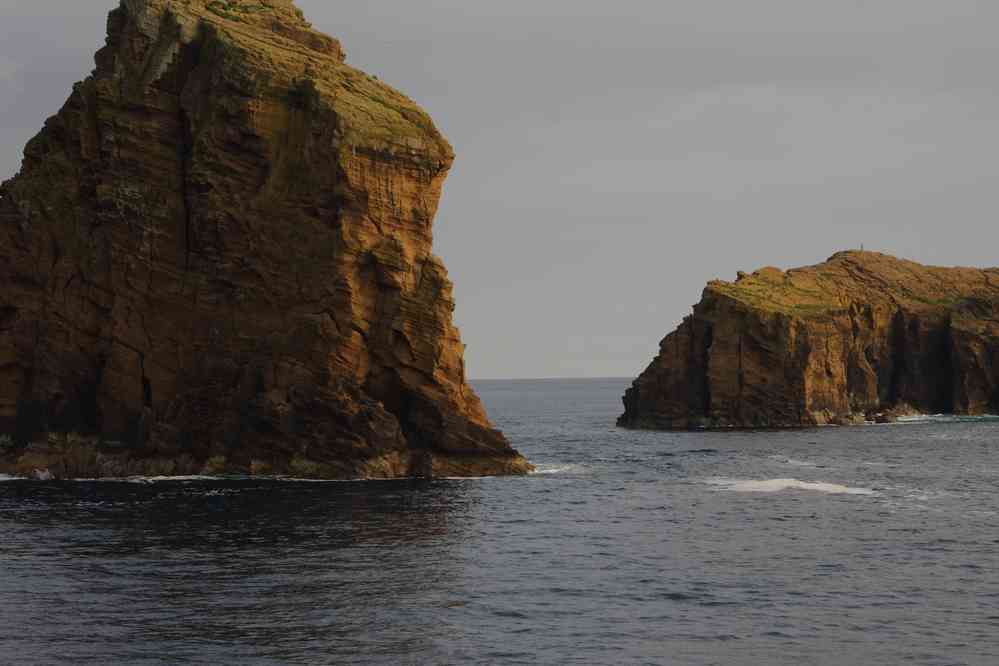 Les îlots debout (Ilhéu em Pé) et couché (Ilhéu Deitado) en face de Madalena à Pico, le 26 juin 2023