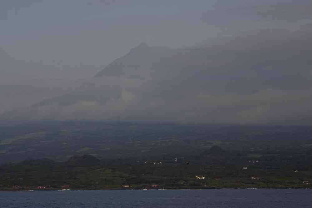 Vue sur le volcan Pico, pendant la traversée vers São Jorge, le 26 juin 2023