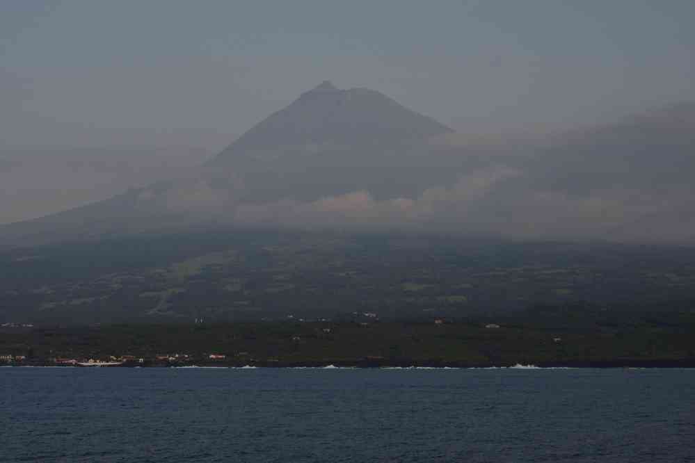 Vue sur le volcan Pico, pendant la traversée vers São Jorge, le 26 juin 2023