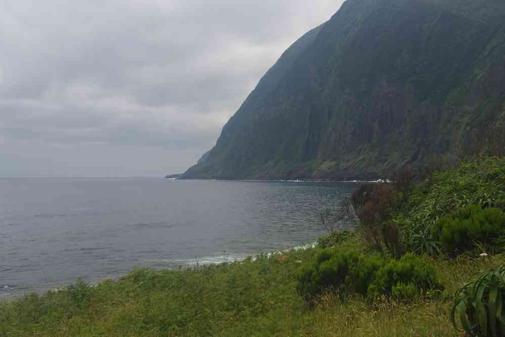 Arrivée au village de Ponta da Caldeira. Vue sur la falaise que nous venons de traverser ! (27 juin 2023)