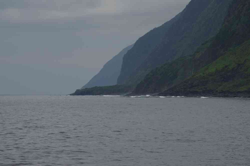 Arrivée au village de Ponta da Caldeira. Côte abrupte et inhospitalière rappelant un petit peu Madère, le 27 juin 2023