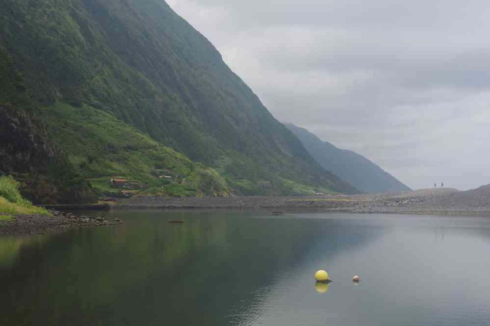 Le lac de Santo Cristo dans la fajã da Caldeira, le 27 juin 2023