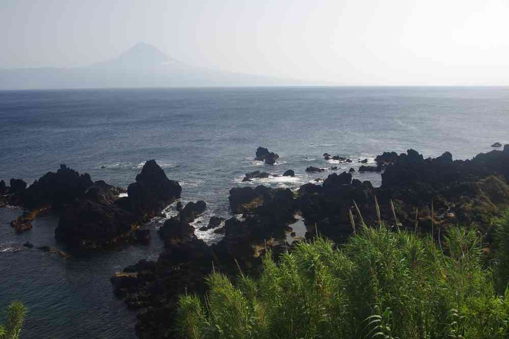 Velas, halte au-dessus de la piscine naturelle, face au Pico, le 27 juin 2023