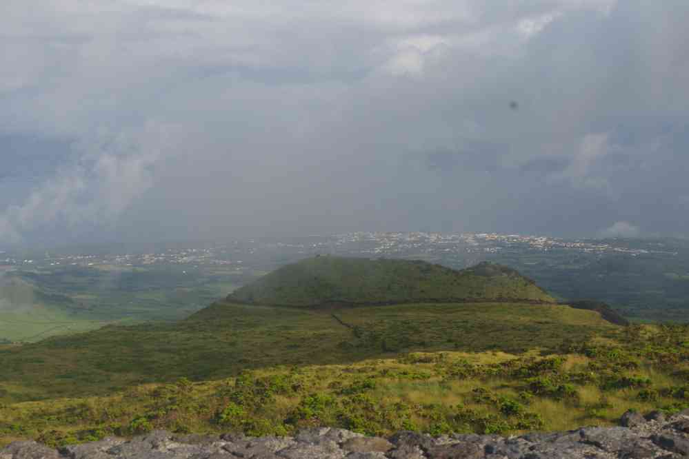 Ascension du volcan Pico. Vue en bas sur Madalena, le 30 juin 2023