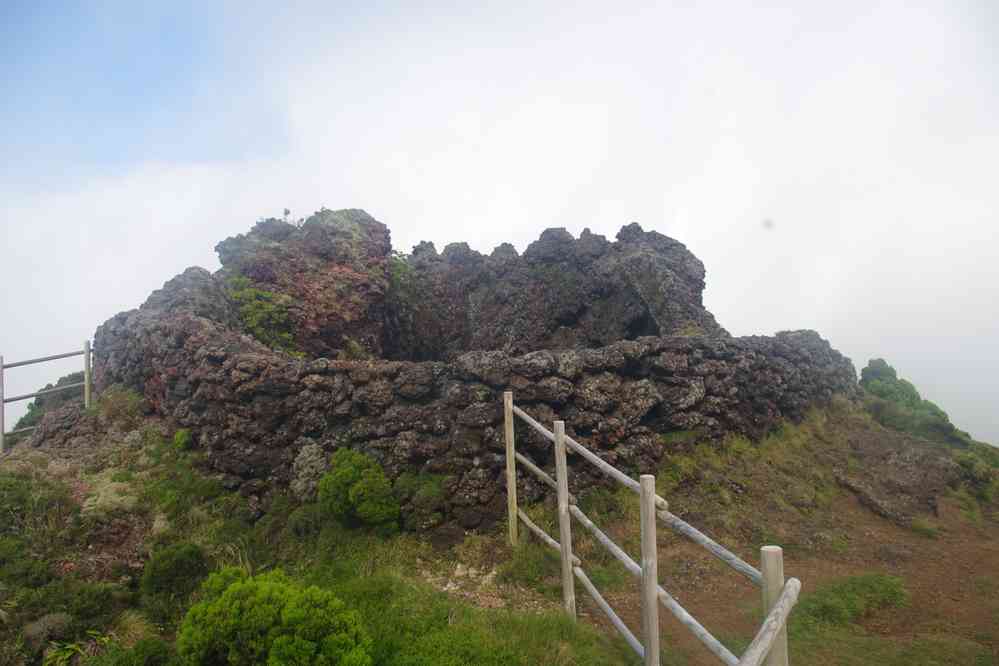 Ascension du volcan Pico. Halte près d’un tunnel de lave caractéristique, le 30 juin 2023