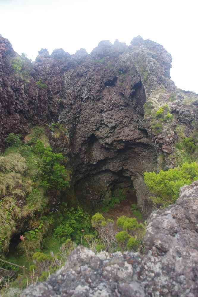 Ascension du volcan Pico. Halte près d’un tunnel de lave caractéristique, le 30 juin 2023