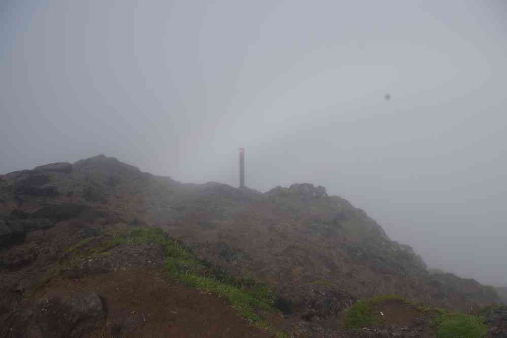 Ascension du volcan Pico, le 30 juin 2023. Marquage du sentier dans le brouillard