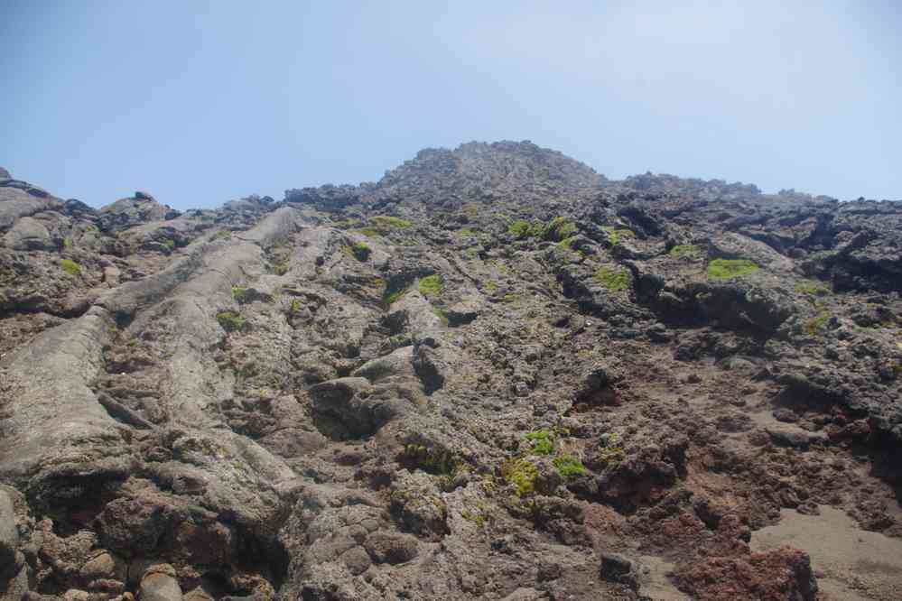 Ascension du volcan Pico. Les pentes du Pequeno, le cône sommital, le 30 juin 2023