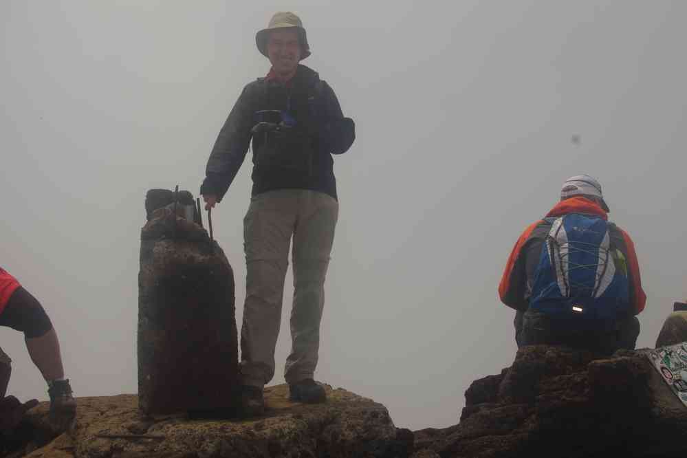 La borne marquant le sommet du volcan Pico (2351 m). Point culminant des Açores, du Portugal et de la dorsale médio-atlantique (30 juin 2023)