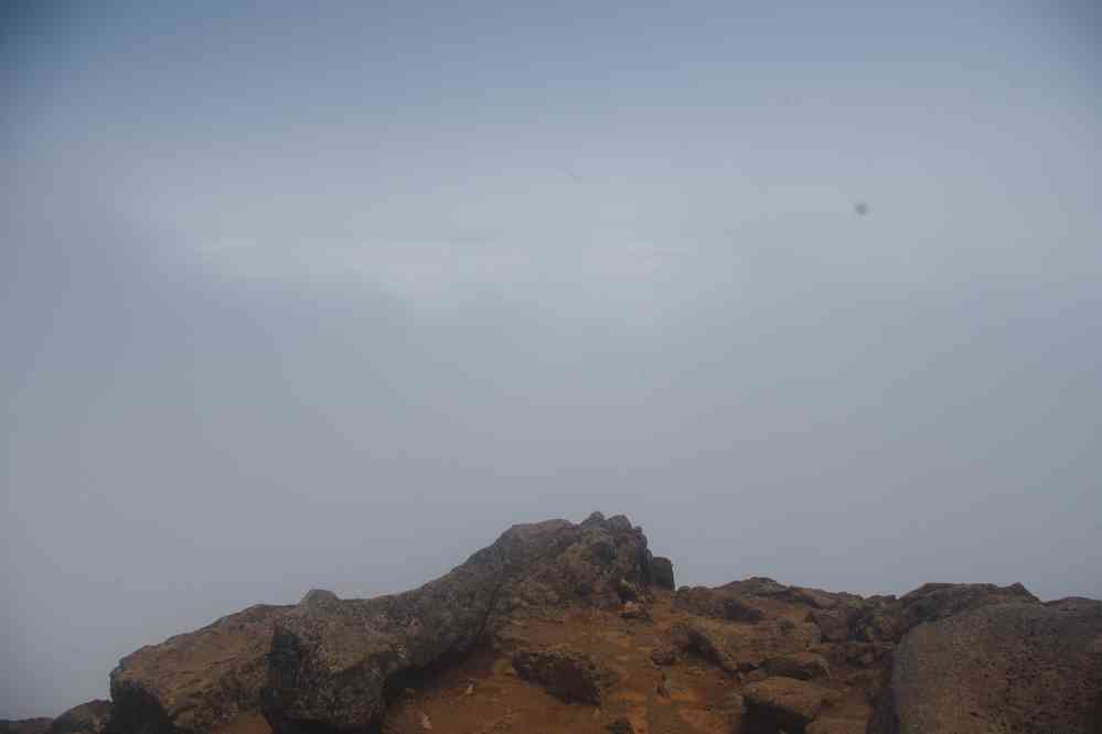 Vue sur la mer de nuages depuis le sommet du volcan Pico (2351 m). Nous n’avons pas eu d’autre paysage… (30 juin 2023)