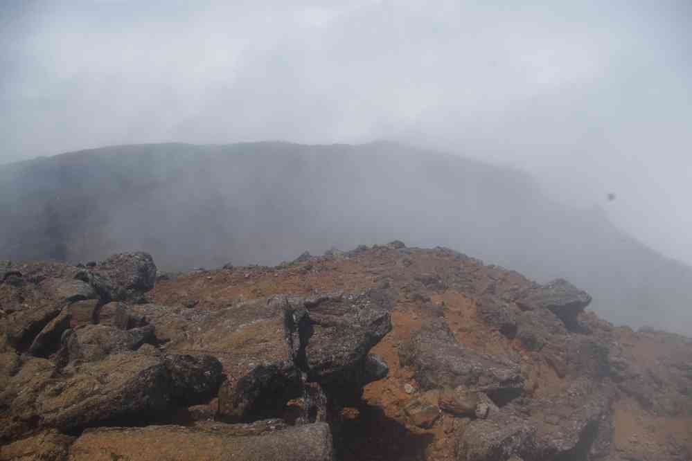 Descente du volcan Pico et vue partielle sur le cratère, le 30 juin 2023