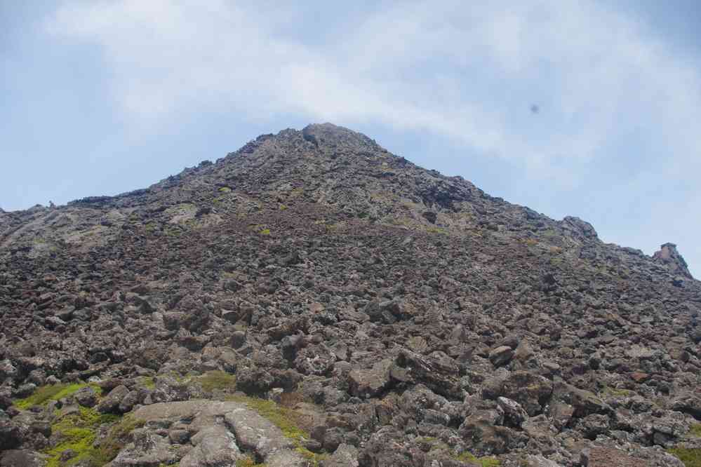 Descente du volcan Pico. Vue du Pequeno, le cône sommital, le 30 juin 2023