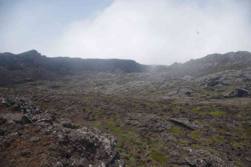 Descente du volcan Pico, le 30 juin 2023. Vue partielle du cratère avant de poursuivre la descente