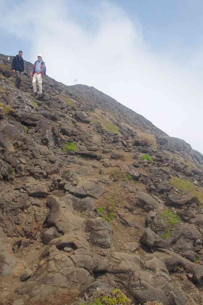 Descente du volcan Pico. Au rythme où avance le viel Allemand nous ne sommes pas arrivés ! (30 juin 2023)