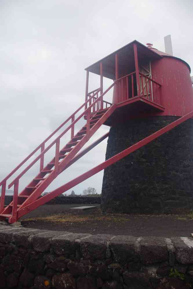 Pico, randonnée dans les vignes, le 1ᵉʳ juillet 2023. Moulin de style hollandais situé au milieu des vignes