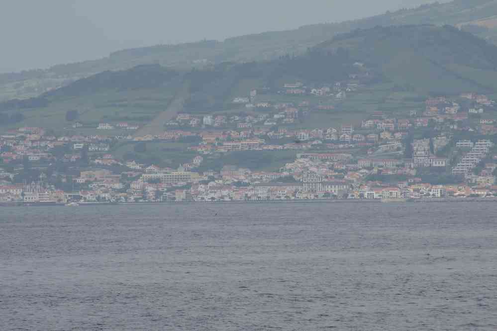 Horta dans l’île de Faial, photographiée au téléobjectif, le 1ᵉʳ juillet 2023