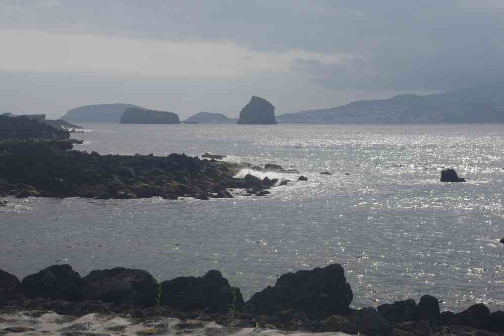 Vue sur les deux îlots situés entre Pico et Faial. Îlot couché : Ilhéu Deitado ; îlot debout : Ilhéu em Pé, le 1ᵉʳ juillet 2023