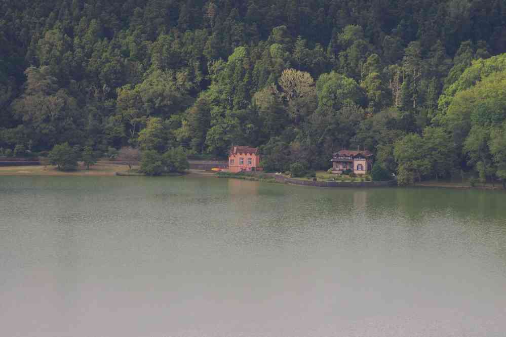 Le lac de Furnas vu depuis le pico do Ferro. Vue au téléobjectif sur la propriété de José do Canto, un riche botaniste du XIXᵉ siècle qui a acclimaté nombre d’espèces végétales dans les Açores, le 3 juillet 2023