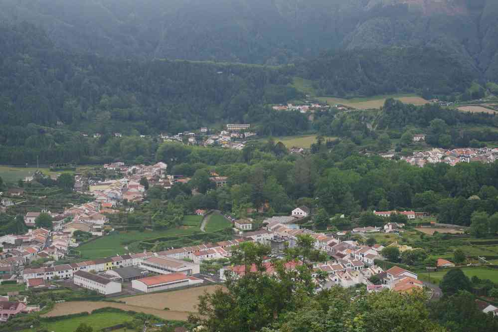 Mirador de Lombo dos Milhos. Vue sur la ville de Furnas, le 3 juillet 2023