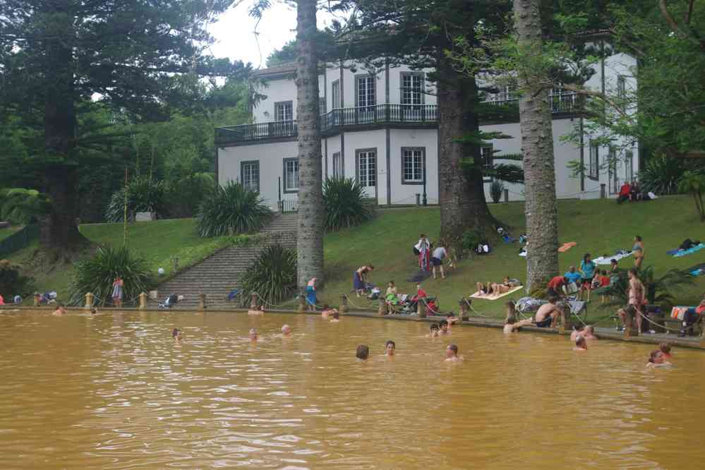 Furnas, parc de Terra Nostra. Le grand bassin circulaire, le 3 juillet 2023