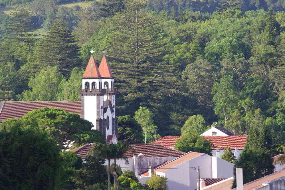 Furnas, vue depuis la residencial. Tout le monde n’avait pas droit à la vue sur l’église…, le 4 juillet 2023