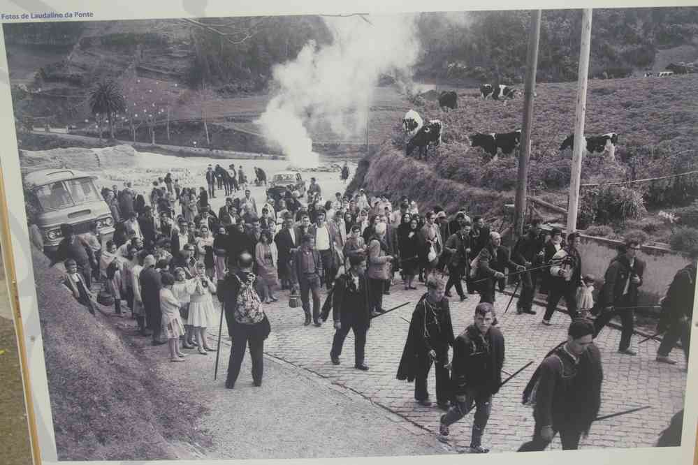 Vieille photo des solfatares de Furnas, affichée devant l’église de Maia, le 4 juillet 2023