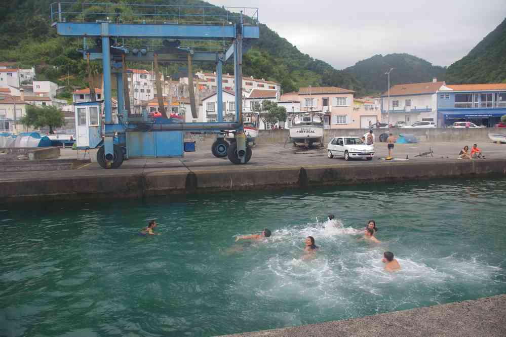 Le village de Ribeira Quente sur la côte sud de San Miguel. Gamins du cru qui se baignent dans le port, le 4 juillet 2023