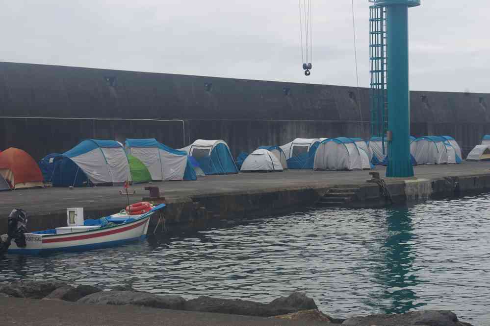 Le village de Ribeira Quente sur la côte sud de San Miguel. Ce ne sont pas des tentes de SDF à la mode Hidalgo mais des locaux campant pour quelques jours, en vue de la fête du Saint-Esprit à San Miguel (du 5 au 9 juillet 2023). Le 4 juillet 2023