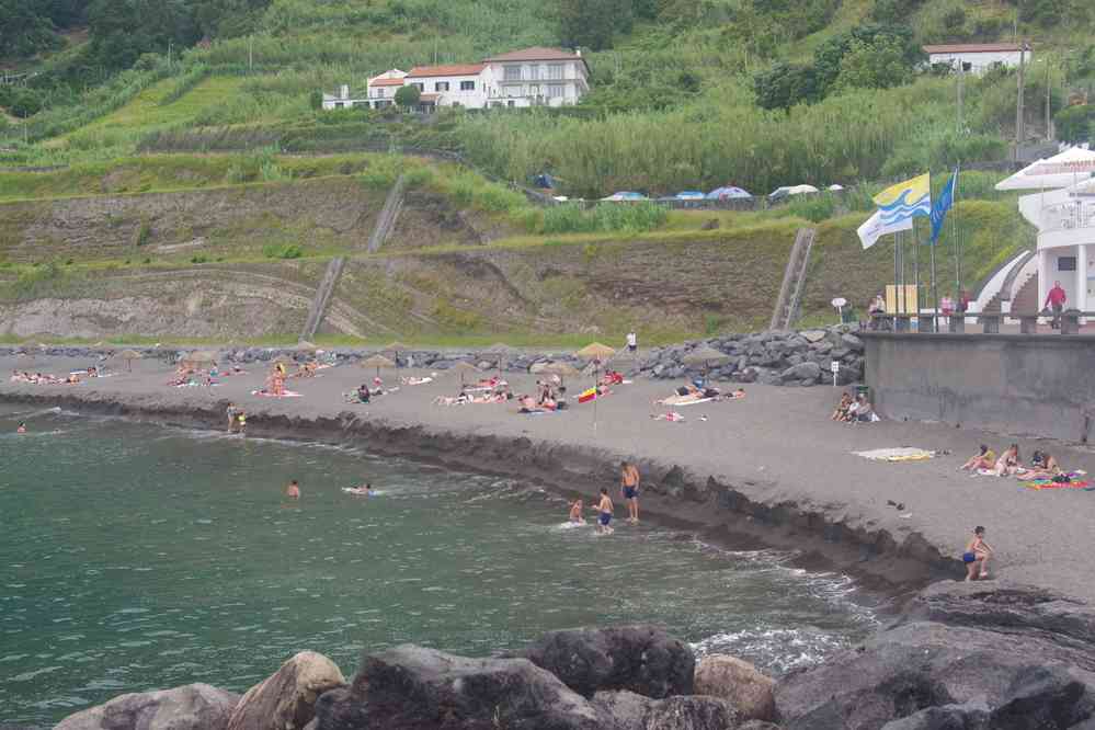 La plage de Ribeira Quente sur la côte sud de San Miguel, le 4 juillet 2023