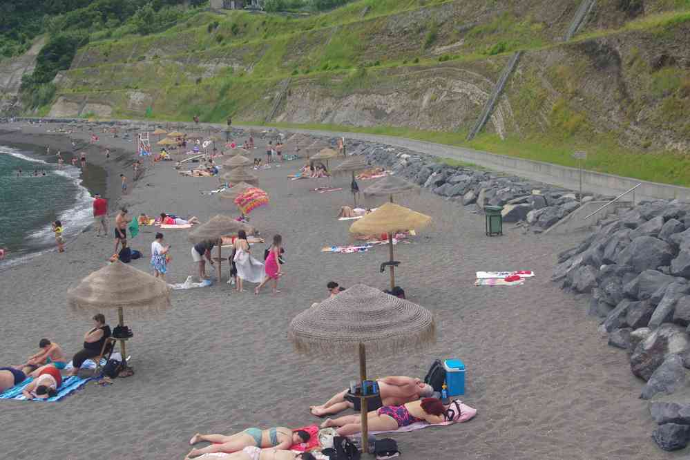 La plage de Ribeira Quente sur la côte sud de San Miguel, le 4 juillet 2023