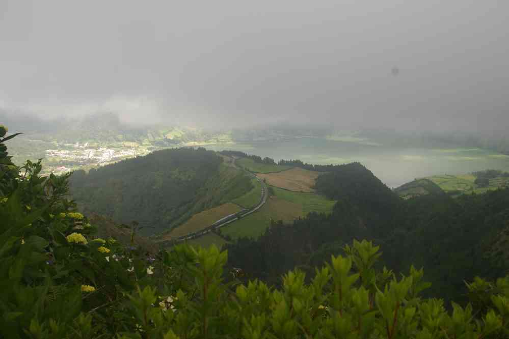 Le Miradouro da Grota do Inferno, point de vue emblématique du site des Sete Cidades. Vue très partielle sur le lagoa Azul : j’ai craint de n’en voir davantage de la journée ! (6 juillet 2023)