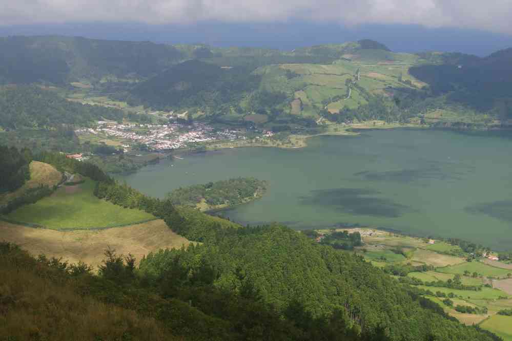 Tour de la caldeira, vue sur le lac bleu (lagoa Azul) et le village de Caetanas, le 6 juillet 2023. Caldeira des Sete Cidades