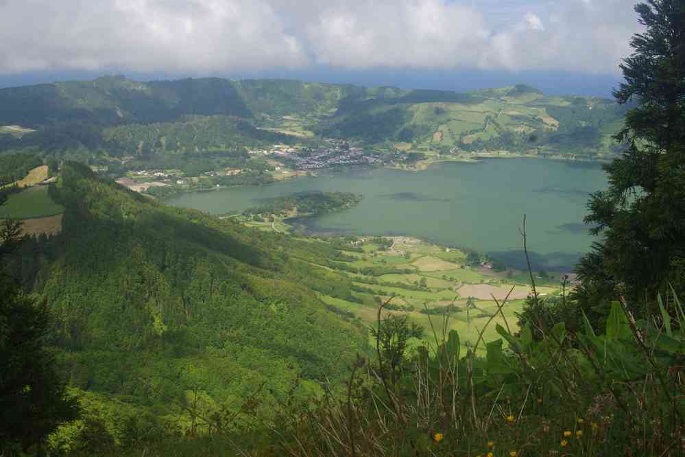 Tour de la caldeira, vue sur le lac bleu (lagoa Azul) et le village de Caetanas, le 6 juillet 2023. Caldeira des Sete Cidades