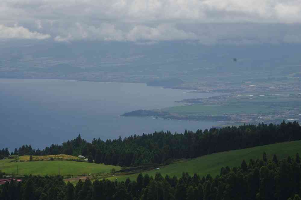 Tour de la caldeira, vue sur la côte nord de San Miguel (ville de Capelas), le 6 juillet 2023