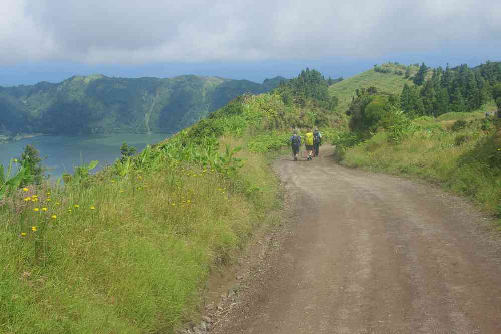 Tour de la caldeira, vue sur le lac bleu (lagoa Azul), le 6 juillet 2023. Caldeira des Sete Cidades