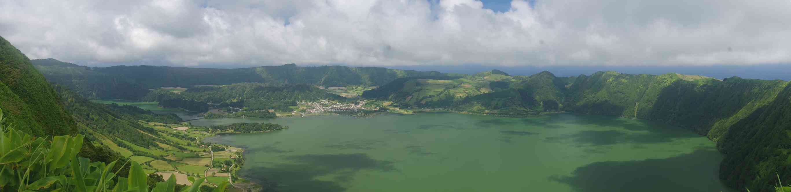 Tour de la caldeira, vue sur le lac bleu (lagoa Azul) et le village de Caetanas, le 6 juillet 2023. Caldeira des Sete Cidades