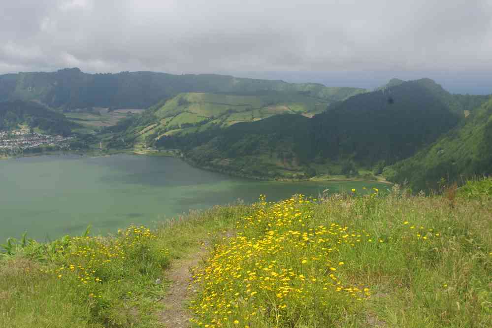 Tour de la caldeira, vue sur le lac bleu (lagoa Azul), le 6 juillet 2023. Caldeira des Sete Cidades