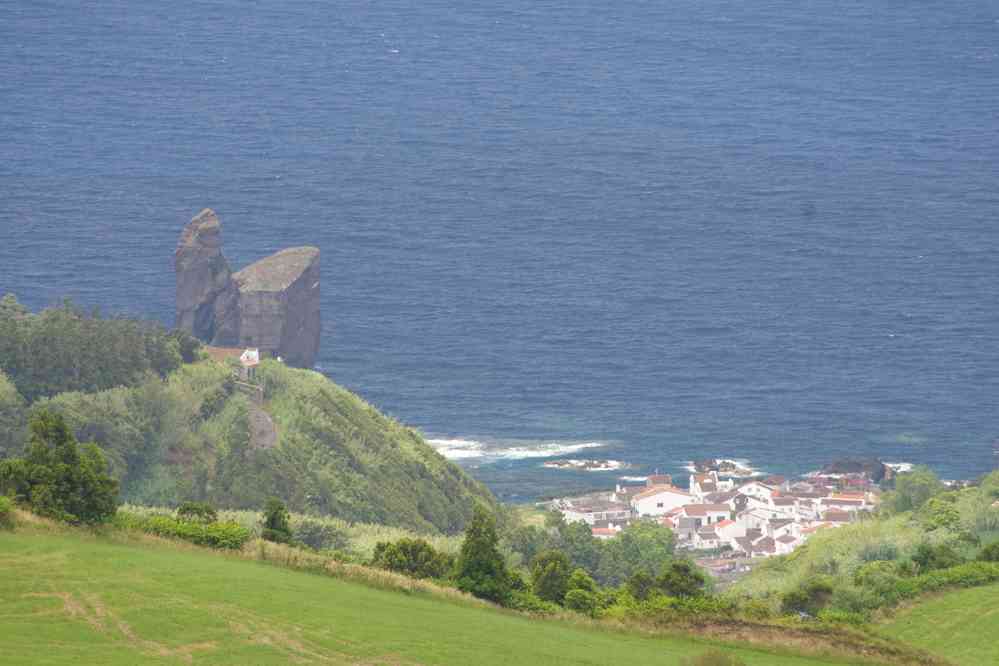 Tour de la caldeira, vue sur le village de Mosteiros, le 6 juillet 2023. Village trop rustique pour être au programme d’Allibert !