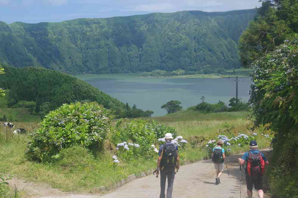 Caldeira des Sete Cidades, descente vers Caetanas, le 6 juillet 2023. Vue sur le lac bleu (lagoa Azul)