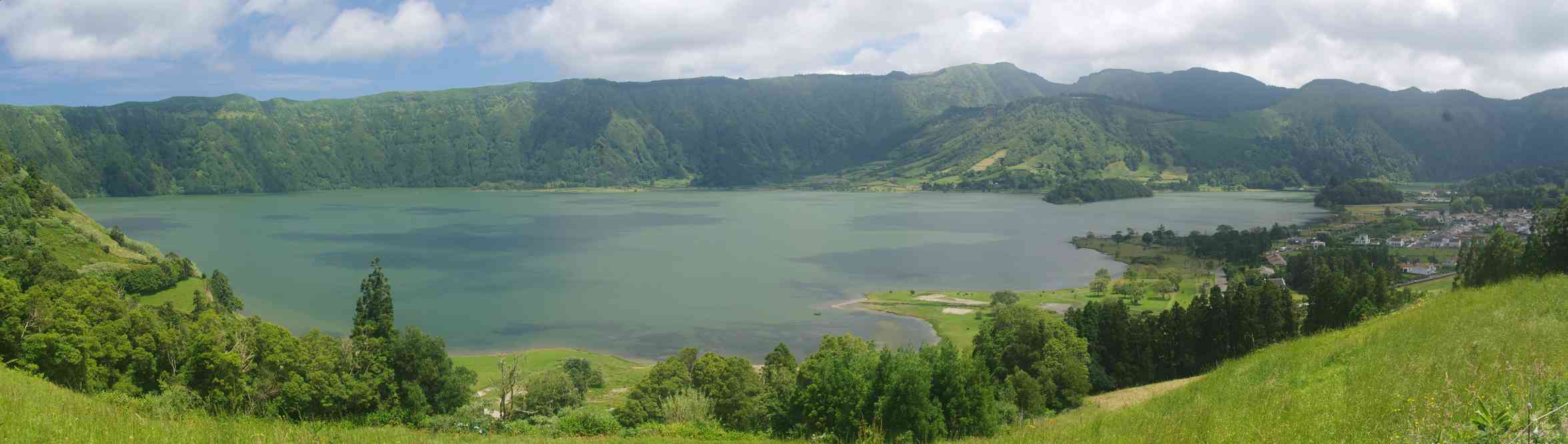 Caldeira des Sete Cidades, descente vers Caetanas, le 6 juillet 2023. Vue sur le lac bleu (lagoa Azul)