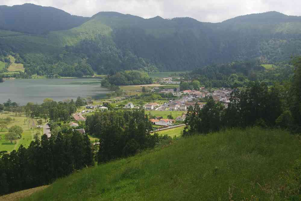 Caldeira des Sete Cidades, descente vers Caetanas. Vue sur le lac bleu (lagoa Azul), le 6 juillet 2023