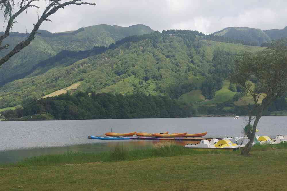 Caldeira des Sete Cidades, les bords du lac bleu (lagoa Azul), le 6 juillet 2023