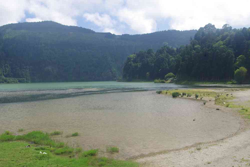 Caldeira des Sete Cidades, les bords du lac bleu (lagoa Azul), le 6 juillet 2023