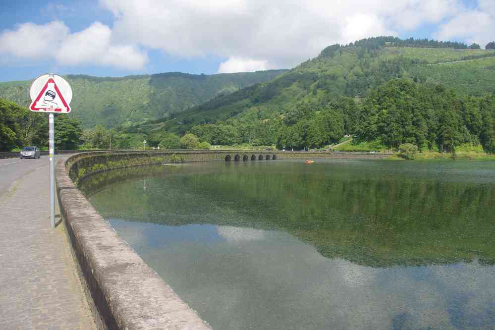 Caldeira des Sete Cidades, la jetée séparant le lac bleu du lac vert, le 6 juillet 2023